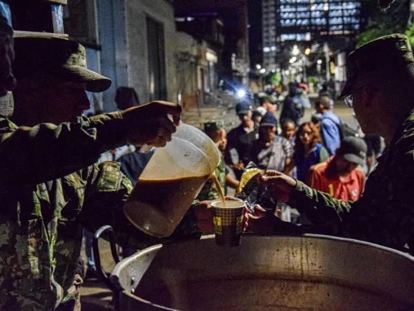 Una jornada solidaria llena de empatía: Ejército Nacional llevó alimento a personas en condición de calle durante la Semana Santa en Cali