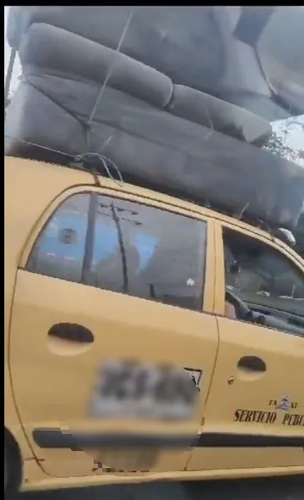 "Uy cuál es esa mi papacho"...le metieron muebles por todos lados a un taxi, en Cali