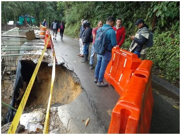 Fuerte aguacero en Quindío genera desbordamiento y cierre de vía hacia el Valle de Cocora