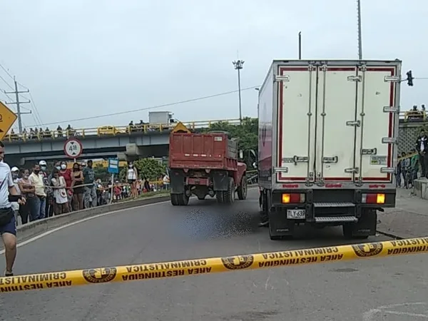 Tragedia en Cali: mujer murió tras quedar atrapada debajo de camión en aparatoso accidente