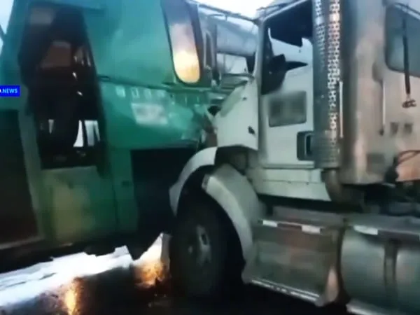Autoridades del Valle adelantan trabajos de investigación para determinar las causas del grave accidente entre el bus escolar y camión que dejó 16 niños heridos.