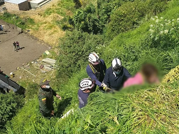 Mujer, al parecer ebria, cayó a abismo de 20 metros en municipio de Nariño