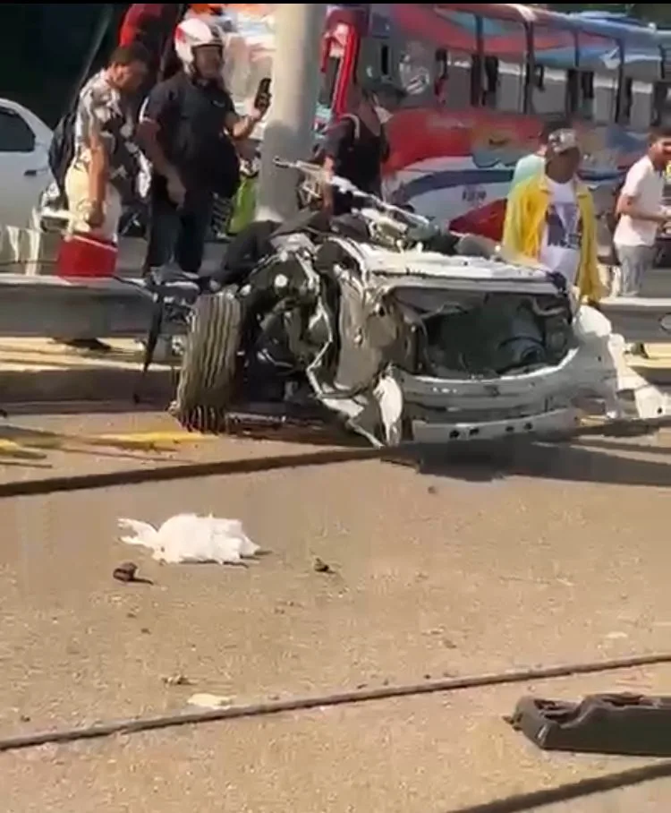 El carro quedó partido en ‘la Curva del Diablo’, pero el conductor se salvó