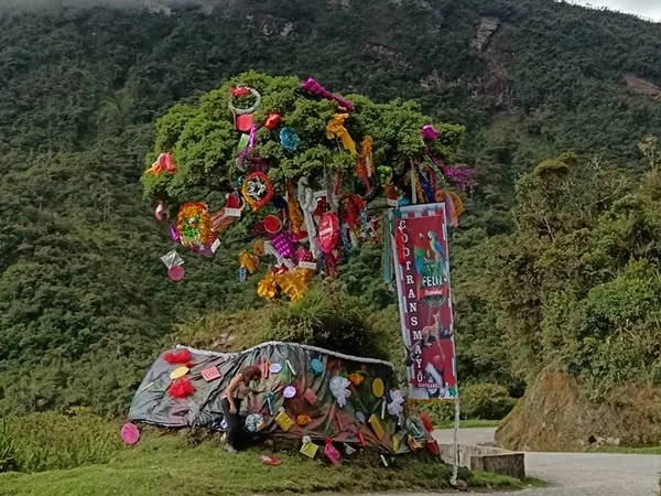 ‘Trampolín de la Muerte’ se viste de Navidad: árbol que acompaña a viajeros ya fue adornado
