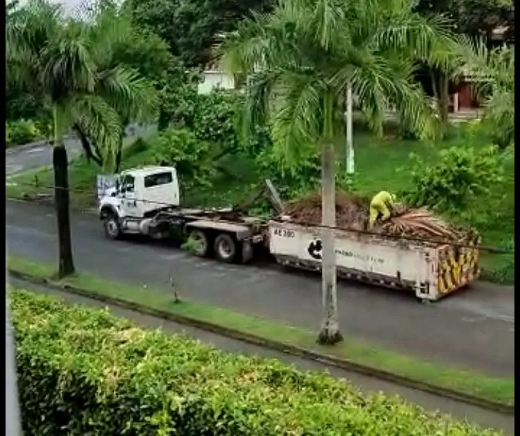 "Las vías dañadas y hacen eso", camión del aseo recogiendo escombros dañando el asfalto de la vía