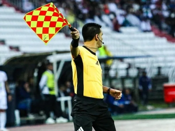 Árbitro del fútbol profesional colombiano.
