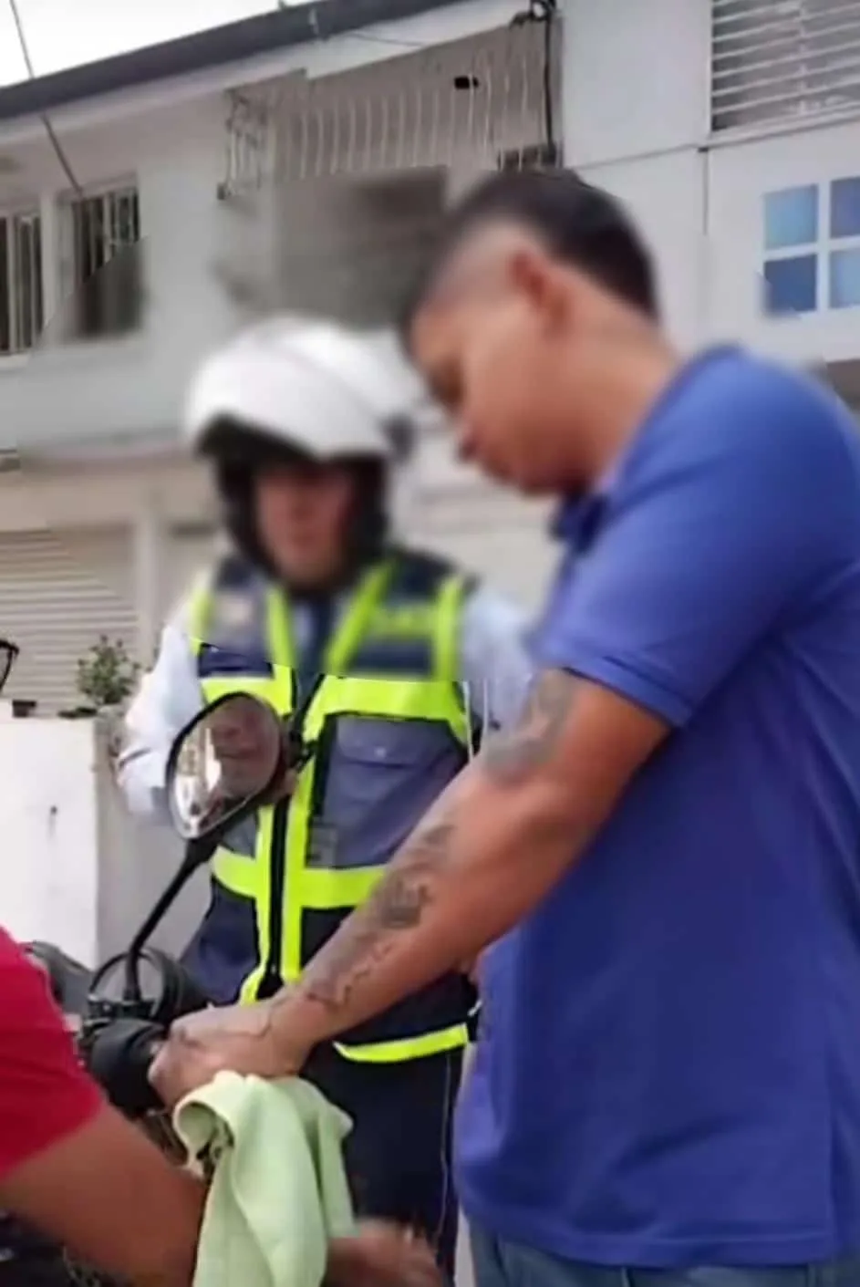 Operadores de grúa agarraron a motociclista para que agente de Movilidad lo multara iba con un niño