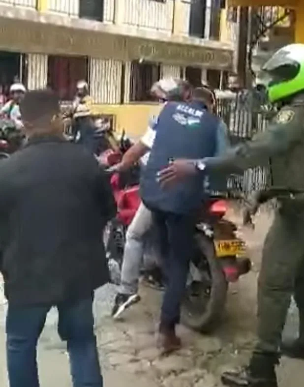 alcalde de Cali de parrillero en moto