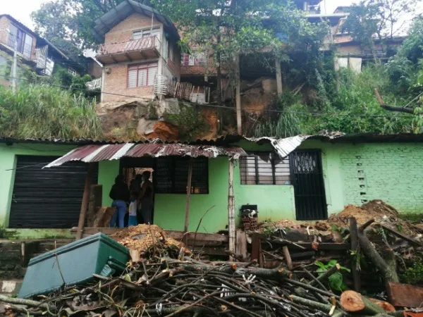 Los Chorros casas en riesgo