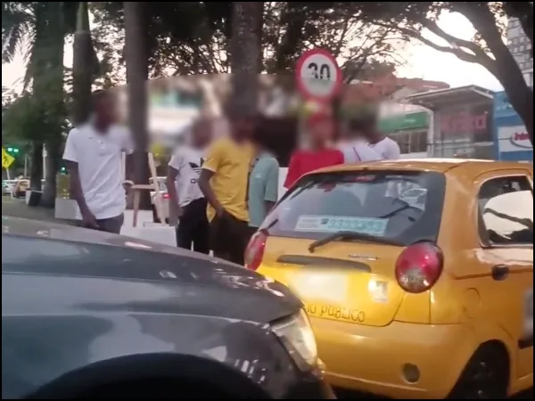 "Antes era un personaje, ahora son 7 muchachos" que en la Av. Roosevelt piden ‘moneditas’ "para regular el tránsito"