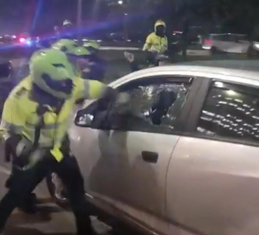Petro a policías