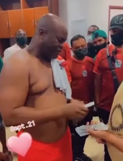 Luego del insólito partido que jugó el vicepresidente de Surinam la Concacaf descalificó a los dos equipos