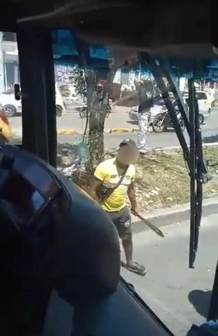 "Que después no sean solo disculpas", pareja en motocicleta vandalizó bus del MIO