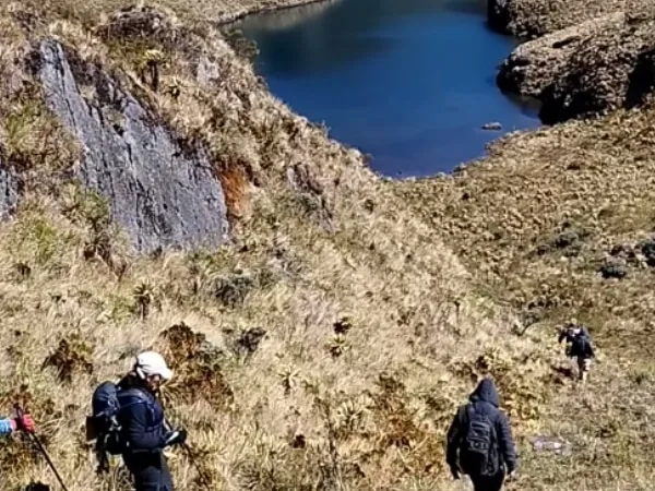 La laguna, escondida en las montañas de un páramo cerca de Cali, tiene colores verdeazulados.
