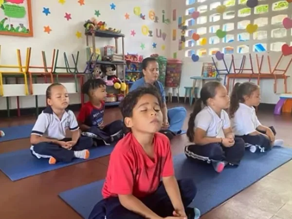 Niños practican yoga en colegio de Barranquilla.