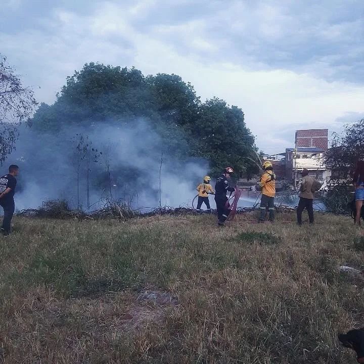 Sector cercano al río Cali donde habitantes denuncian quemas y basuras.