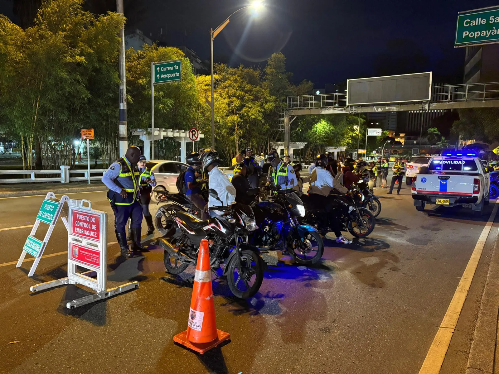 Agentes de tránsito realizaron controles vehiculares durante la noche en Cali.