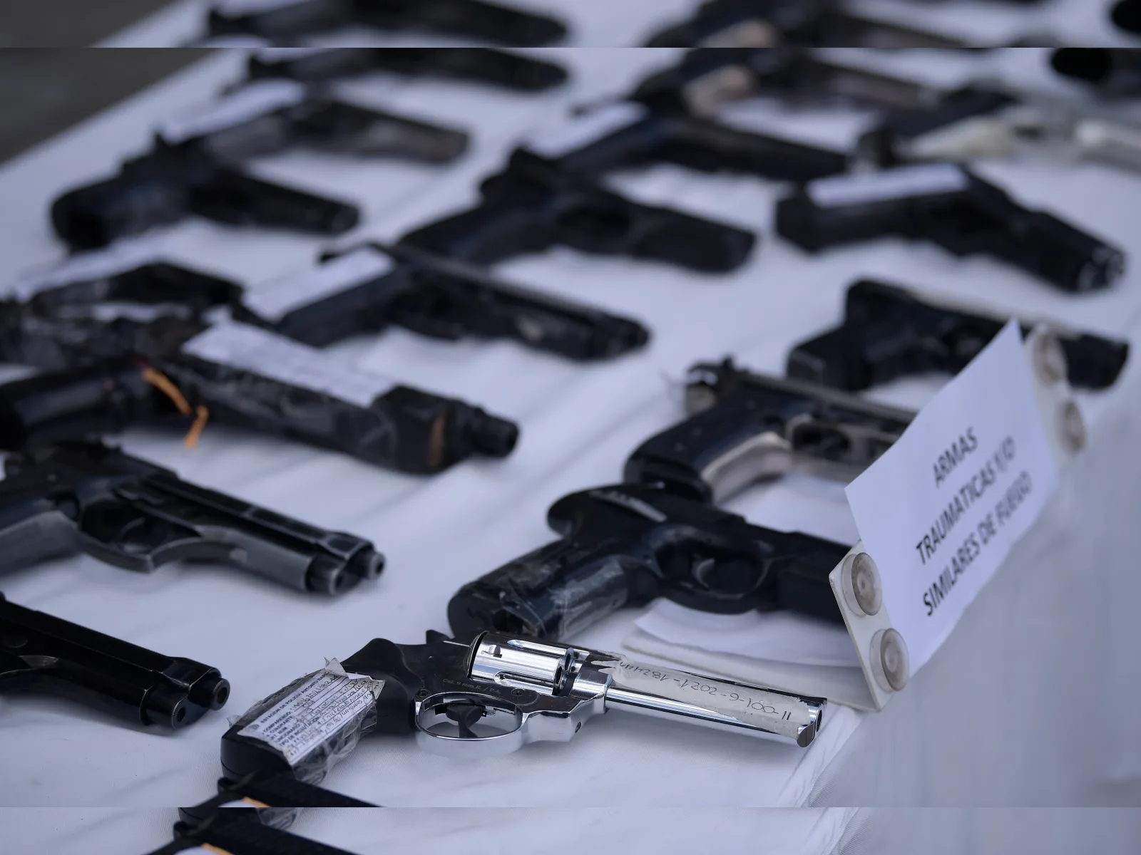 Presidente De La Espriella levantó la suspensión del porte de armas.