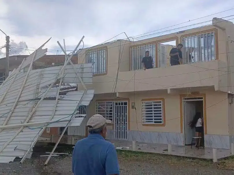 Casa destechada por vendaval en Obando