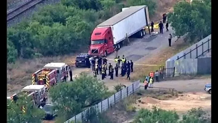 Camión y remolque involucrados en la tragedia de tráfico de migrantes que dejó 53 muertos en San Antonio, Texas, en junio de 2022.
