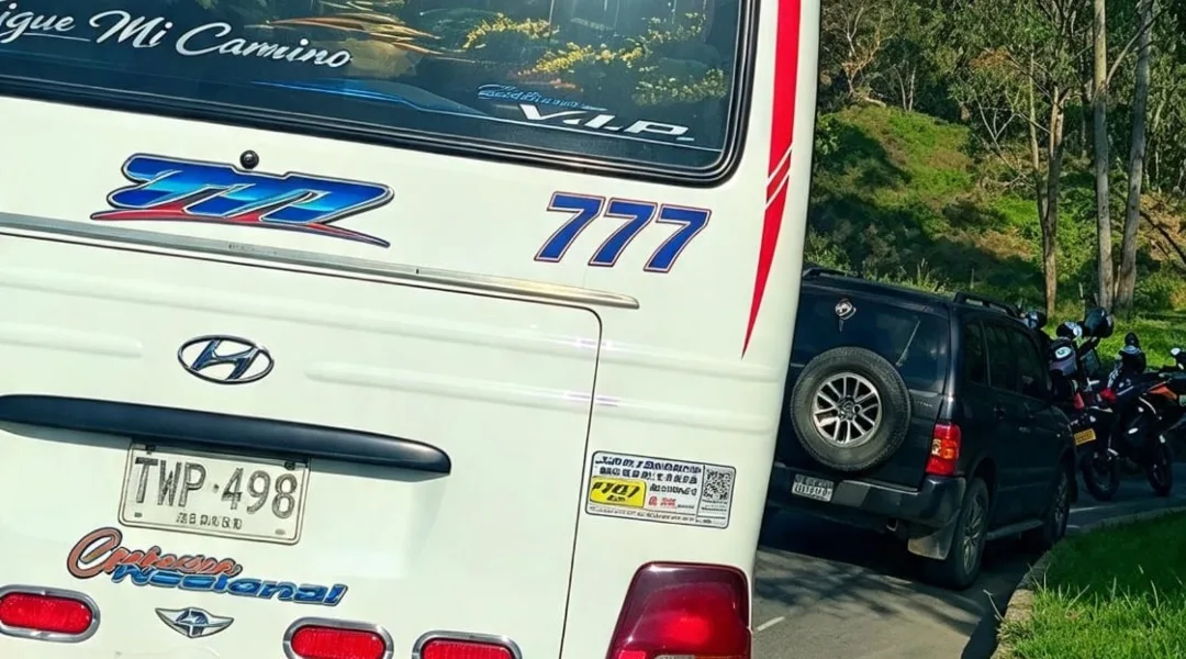 Cierre de la vía Panamericana entre Timbío y Rosas, Cauca, tras accidente de bus