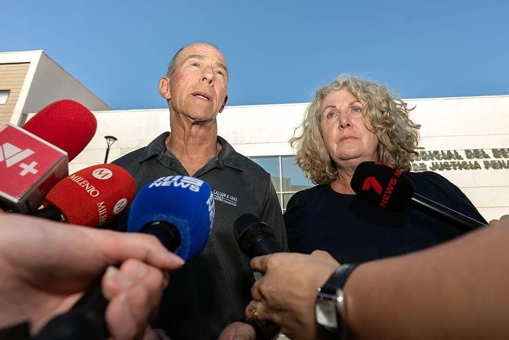 Martin y Debra Robinson, padres de los surfistas australianos asesinados, durante el proceso judicial en Ensenada, México.